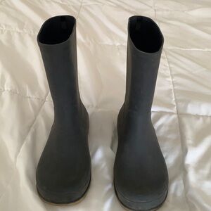 Boys youth rain boots. Size 6